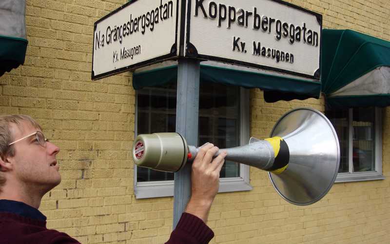 Burmese horns meet Norra Grängesbergsgatan's faded signage
