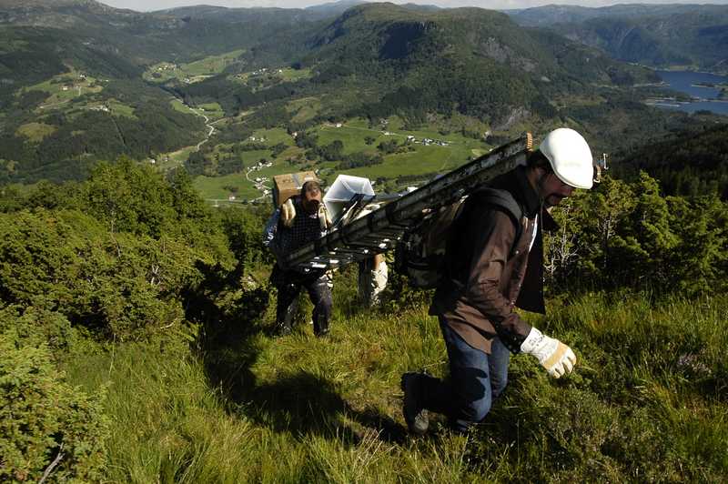 Magnus and Björn with a heavy load of ladder, horn and windmill
